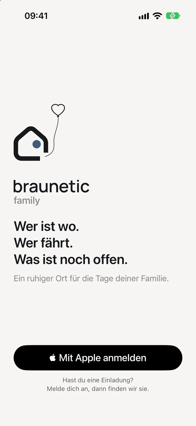 Startbildschirm der App: „Wer ist wo. Wer fährt. Was ist noch offen.“ mit der Schaltfläche „Mit Apple anmelden“.