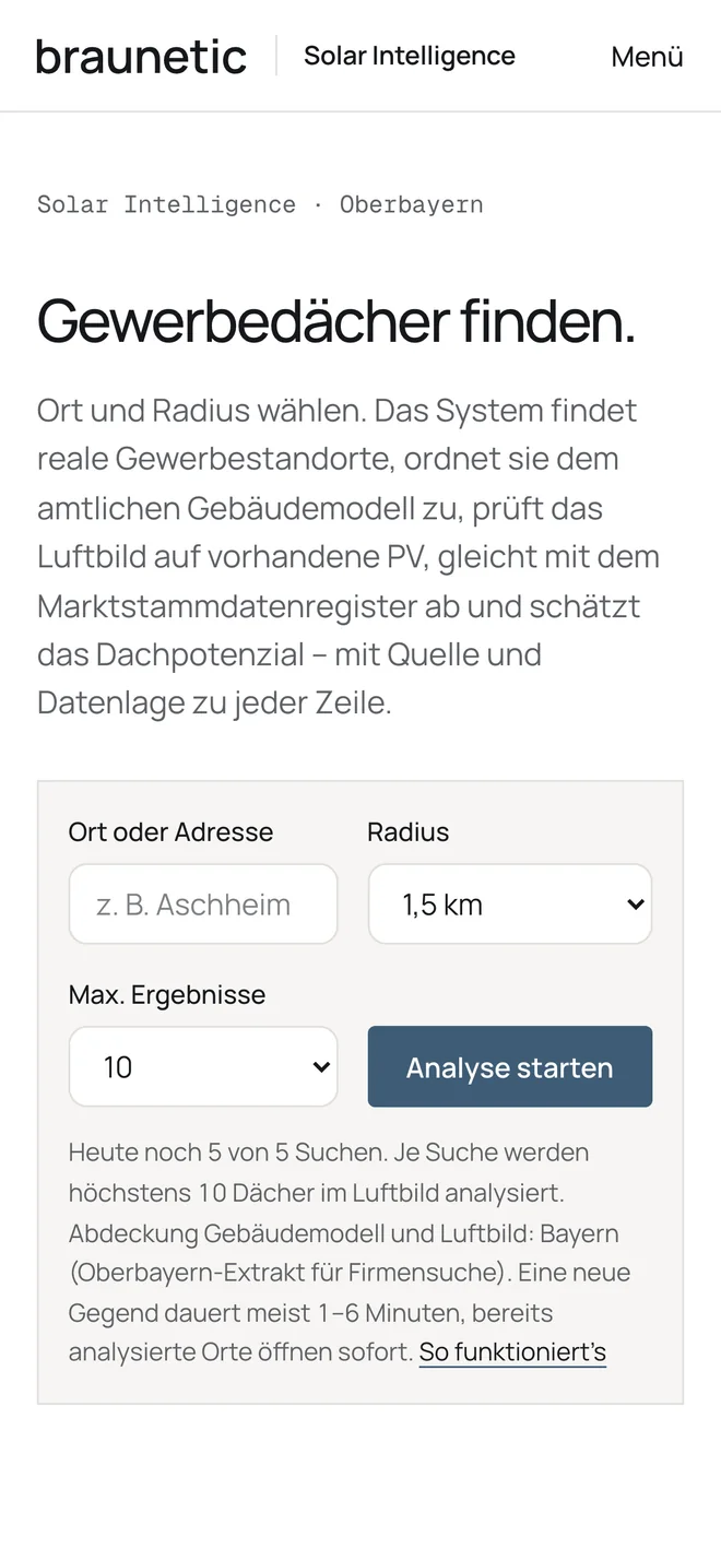 Suchseite von Solar Intelligence im schmalen Fenster: Ort oder Adresse, Radius, Ergebniszahl und „Analyse starten“.