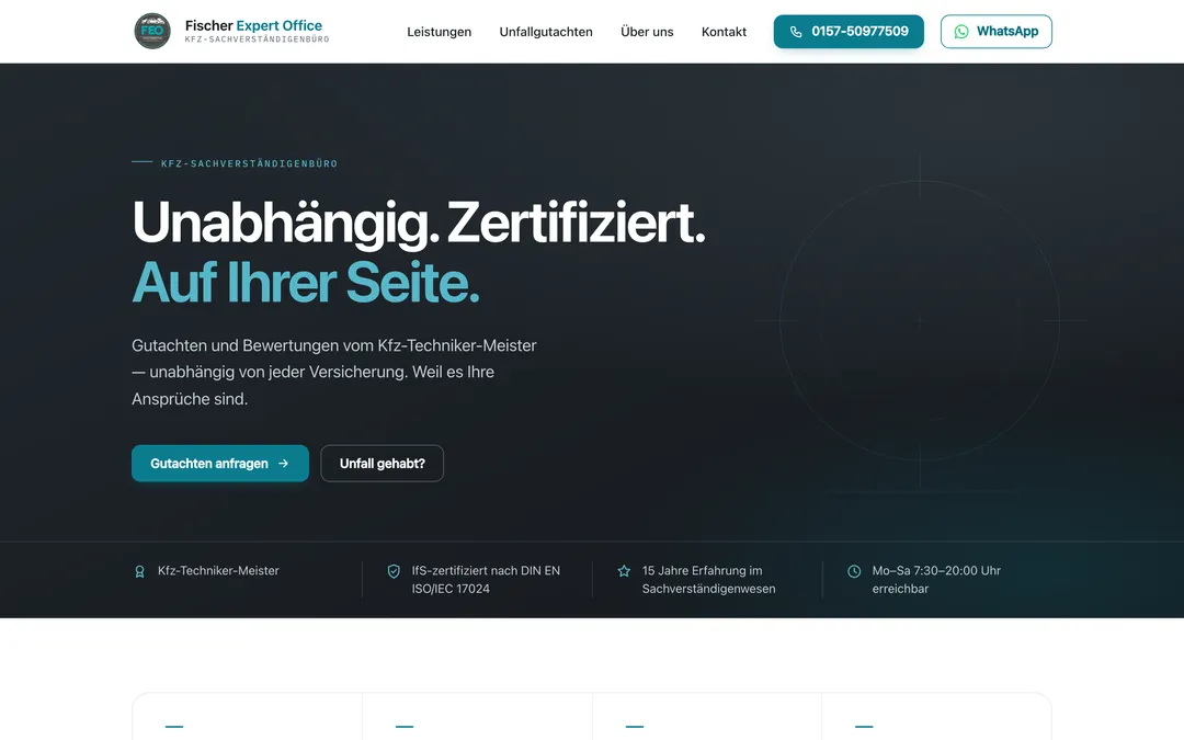 Startseite von Fischer Expert Office: dunkler Seitenkopf mit der Überschrift „Unabhängig. Zertifiziert. Auf Ihrer Seite.“, Buttons „Gutachten anfragen“ und „Unfall gehabt?“ sowie Telefon- und WhatsApp-Kontakt.