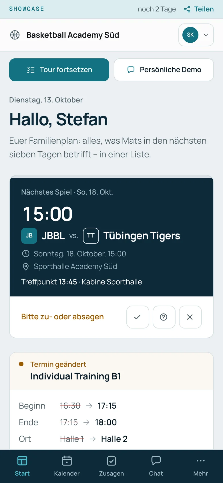Familienplan eines Elternteils im Showcase auf dem Smartphone: nächstes Spiel mit Treffpunkt und Zusage-Buttons, darunter eine Trainingsänderung mit altem und neuem Stand.